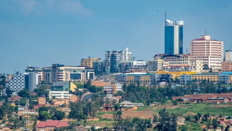 المملكة المتحدة ترجع أول طالب لجوء فاشل إلى رواندا بموجب نظام طوعي: 3000 جنيه إسترليني