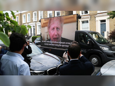 BoJo’s adviser Cummings trolled outside his residence with video of UK PM saying ‘STAY HOME’