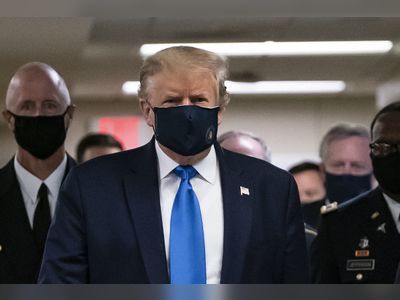 Trump dons face mask during Walter Reed visit