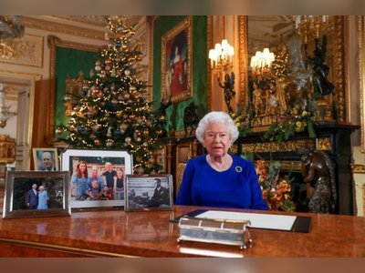 Queen 'furious' after staff refuse to stay in her Covid bubble over Christmas