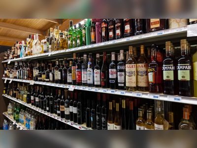 Booze-erker: Woman smashes 500 bottles of booze in British supermarket