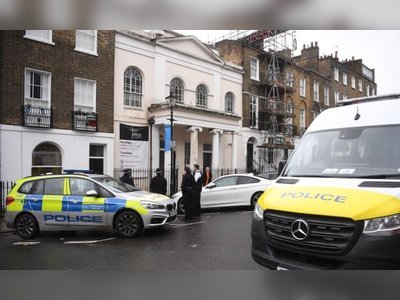 Police stop lockdown-busting service at London church