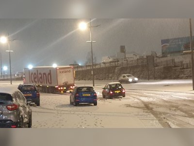Heavy snow in Midlands leads to travel warnings and road disruption