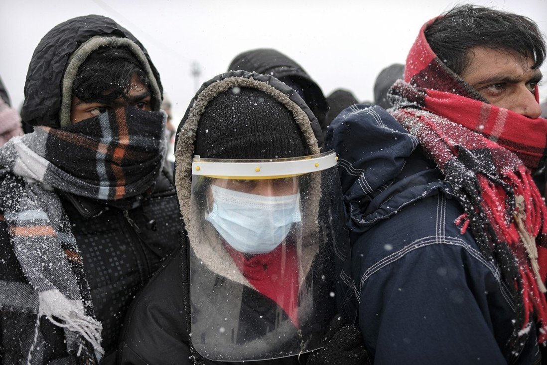 Hundreds of stranded migrants freezing in heavy snow at Bosnia camp