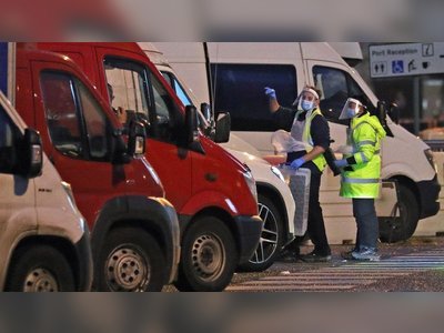 Covid-19: Lorry drivers stuck at UK border for another night