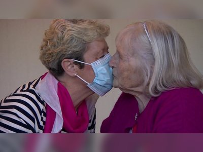 Rapid Covid test: Daughter and mum, 95, hug for first time since March