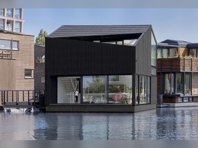 An Off-Grid Floating Home Brings the All-Black Aesthetic to the Canals of Amsterdam