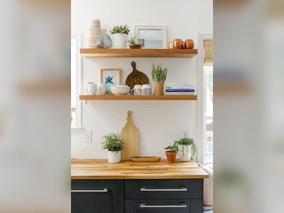 How to Effortlessly Style Open Kitchen Shelves in 5 Easy Steps