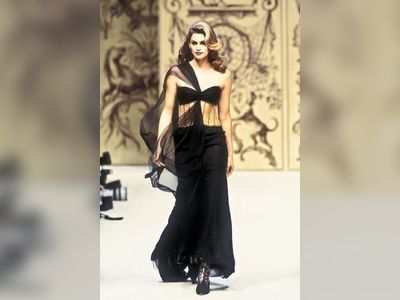 Remembering Young Cindy Crawford’s Best '90s Runway Moments
