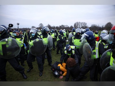 Angry lockdown protesters hurl bottles at police in Hyde Park clash