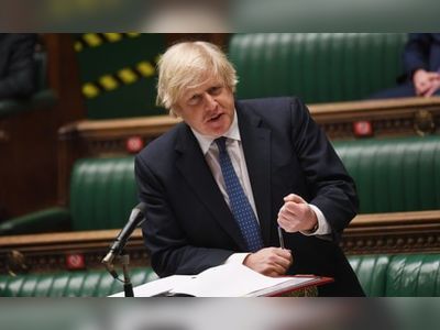 Boris Johnson resists calls to correct claim in NHS pay row