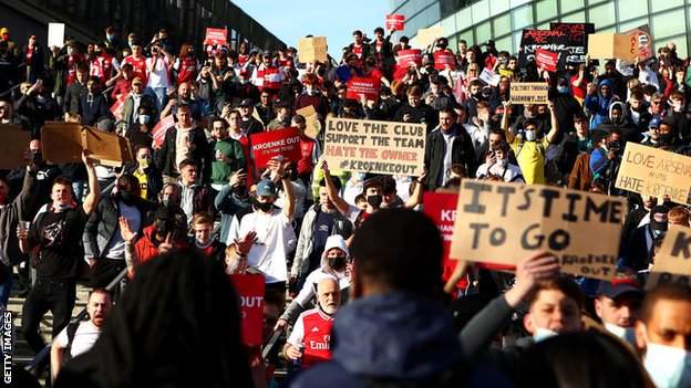 Arsenal fans hold protest against owners