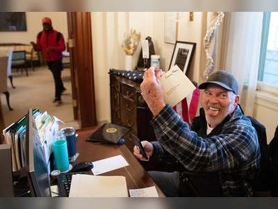 The Man Photographed With His Foot On Nancy Pelosi’s Desk During The Capitol Riots Will Be Released From Jail
