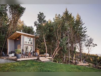 Tiny Vacation House Near Vancouver Conquers The Gorgeous Views