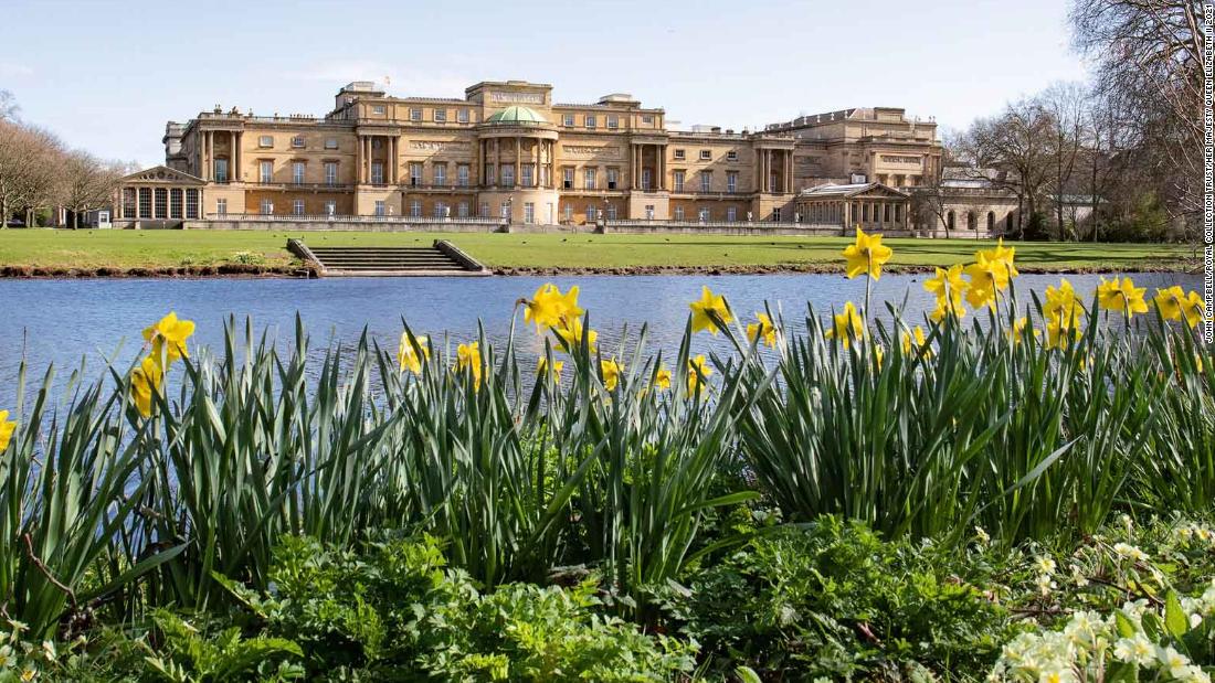 Queen opens Buckingham Palace gardens for picnics this summer
