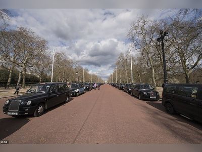 What a respect! London taxi drivers pay tribute to Prince Philip who dies aged 99 (video)