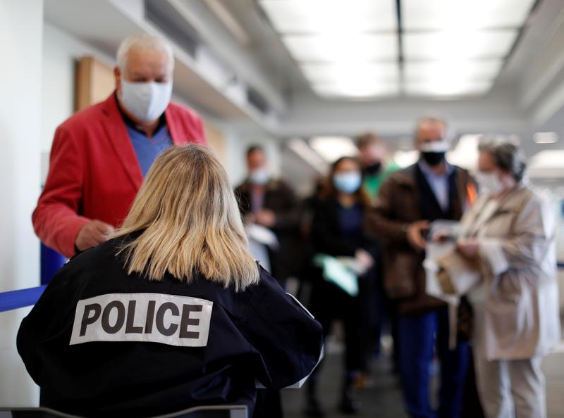 UK and U.S. travellers must be vaccinated to enter France - minister