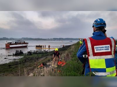Pin Mill boat rescue: Diners rescued as floating restaurant gets stuck