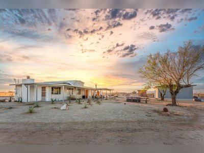 A 10-Acre Desert Escape With a Gussied-Up Bunkhouse