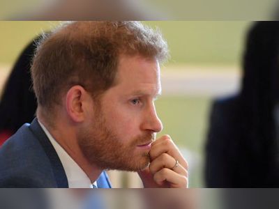 Prince Harry agrees publishing deal to write his memoirs