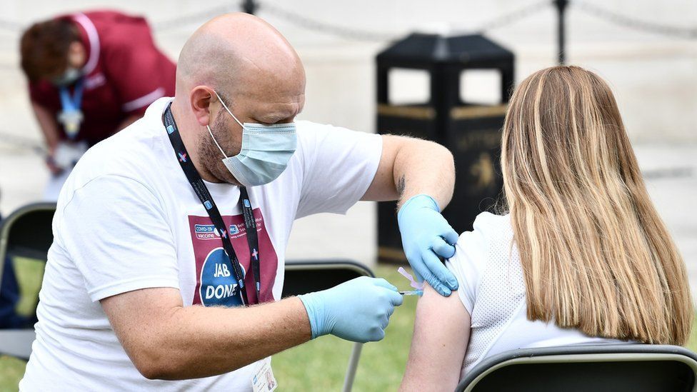 Coronavirus: Walk-in Covid vaccine clinics open in 'final push'
