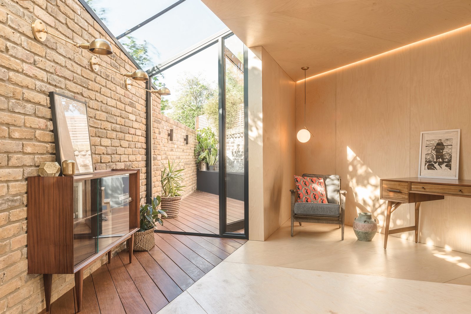A Crafty Triangular Addition Carves Out Office Space in a London Backyard