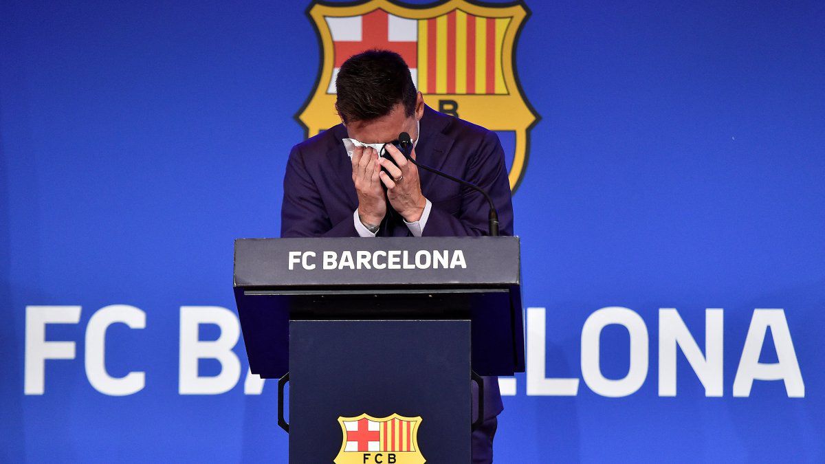 Emotional Messi says he "never" imagined that he would leave Barcelona