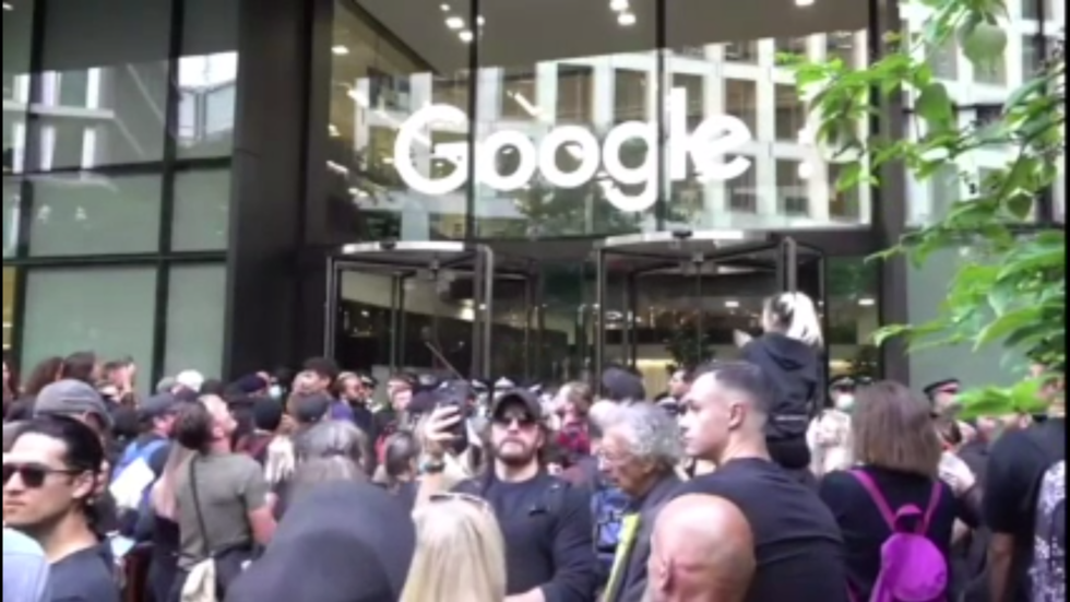 Anti-vaxx protesters in London target Google, accuse tech firm of censorship (VIDEO)