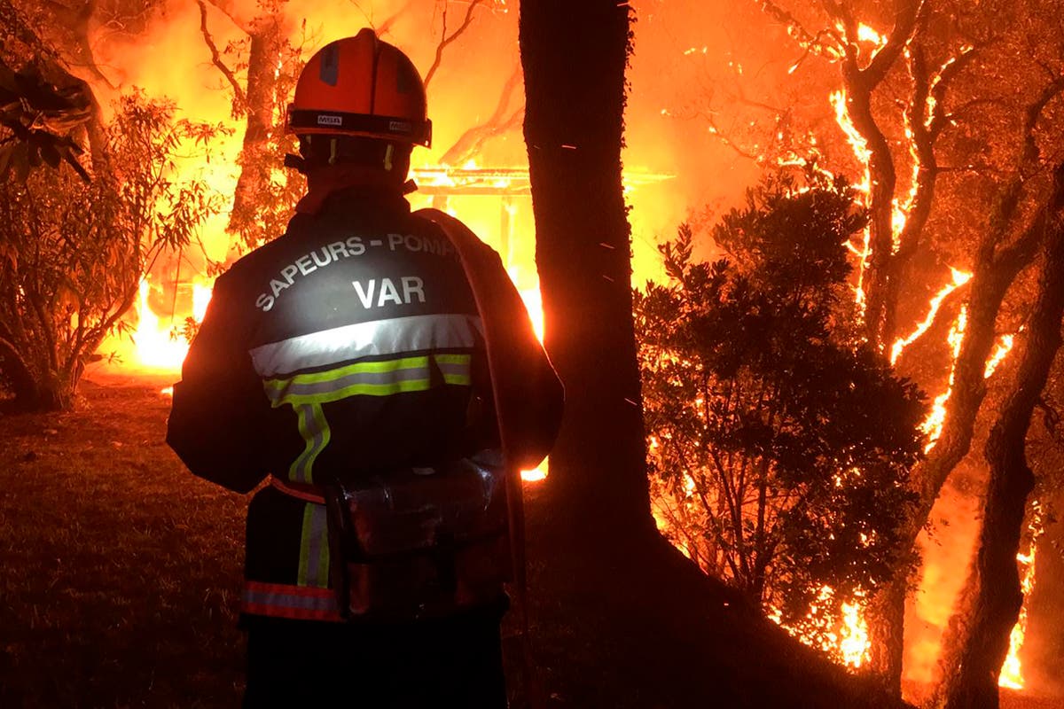 Thousands evacuated as wildfire blaze continues near French Riviera