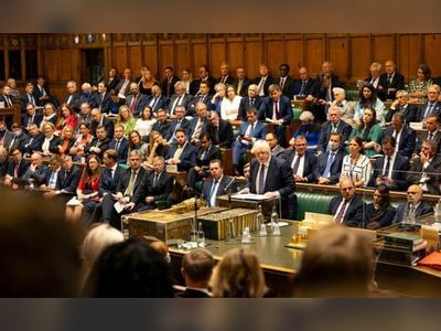 Ministers accused of putting staff at risk by not wearing masks in Commons