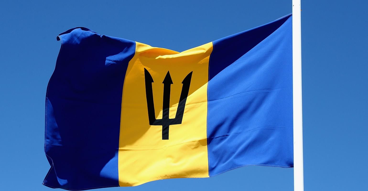 Барбадос флаг. Флаг Барбадоса. Флаг с трезубцем. Голубой флаг с желтым трезубцем. Флаг синий желтый синий с трезубцем.