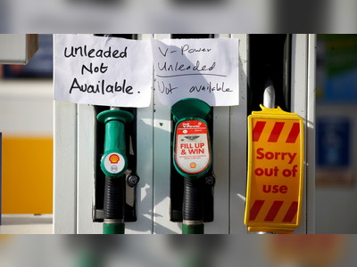 No fuel shortage? Motorists queue for petrol across UK, nearly 400 stations impose £30 limit amid ‘unprecedented demand’