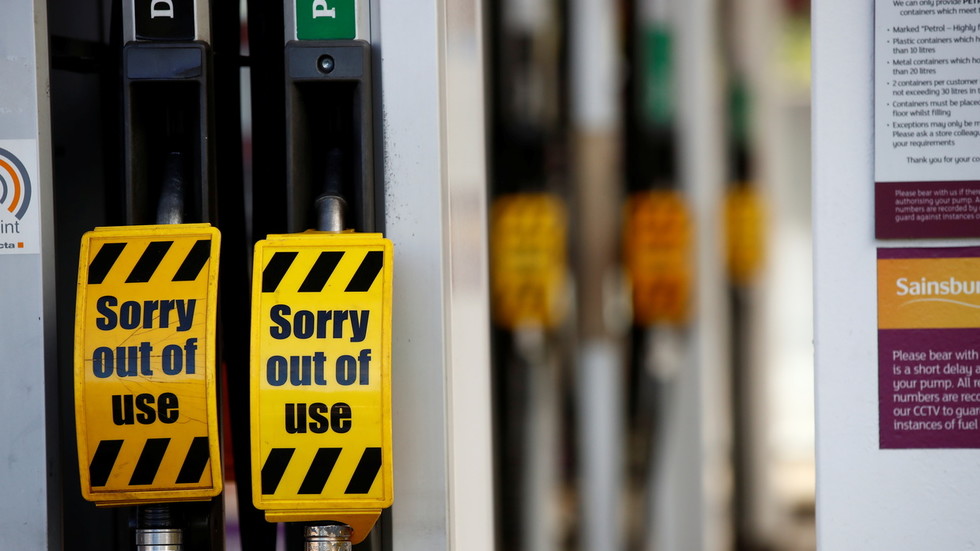 British military personnel to drive petrol tankers within a few days amid fuel crisis frenzy