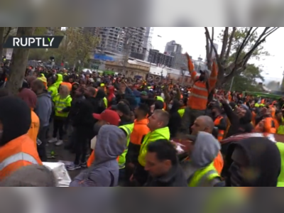 ‘F**k the jab!’: CHAOS in Australia as construction workers violently protest vaccine mandate outside union HQ (VIDEO)