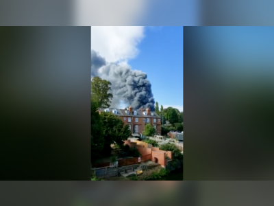 Explosions and MASSIVE INDUSTRIAL FIRE in Kidderminster, England