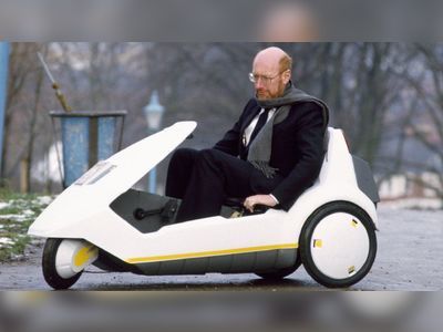 Sir Clive Sinclair: Computing pioneer dies aged 81