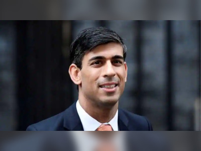 Rishi Sunak refuses to wear a mask in crowded House of Commons