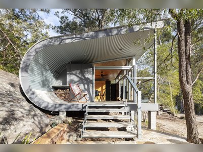 A Corrugated Steel Prefab in Australia Throws a Curve