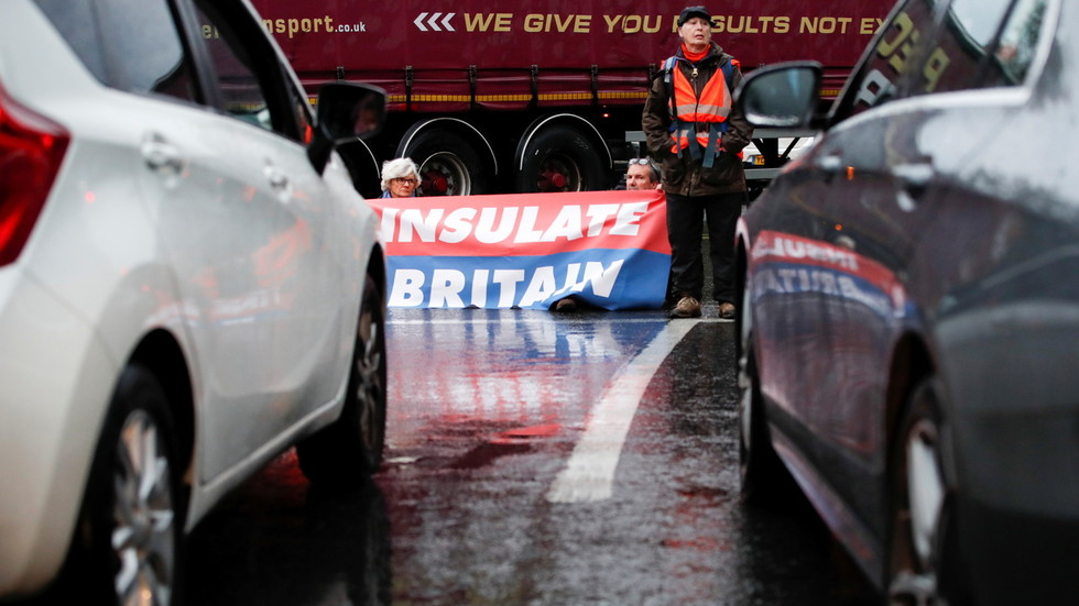 Motorists rage as eco-warriors block London arteries after govt granted injunction banning obstruction of motorways and A-roads
