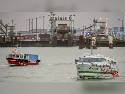 French fishermen threaten to block Channel Tunnel, ports in protest over fishing licenses