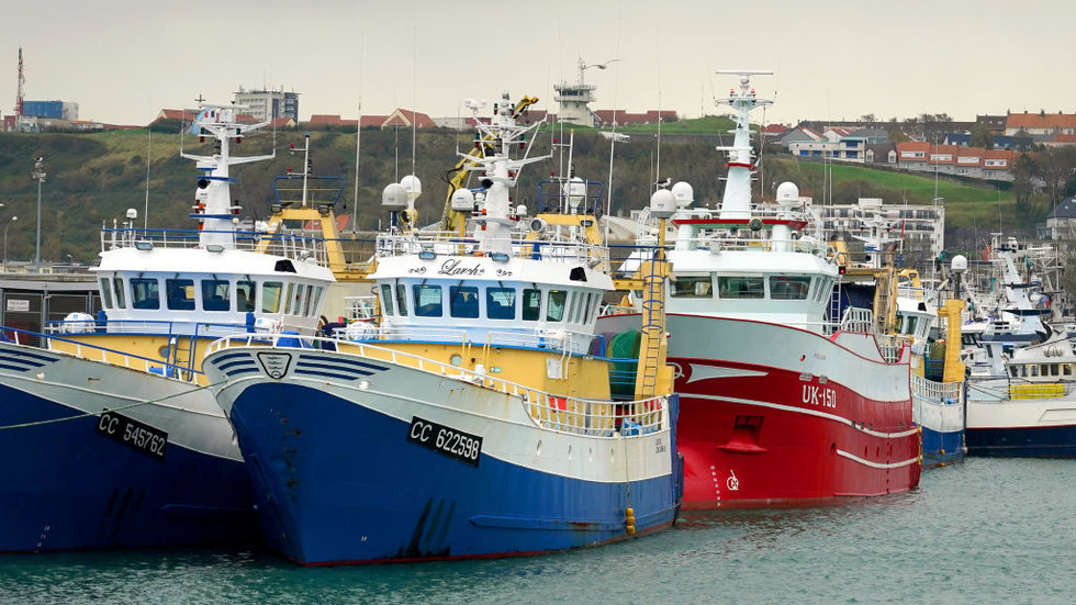 UK warns France it has 48 hours to withdraw threats and resolve fishing row or face legal action