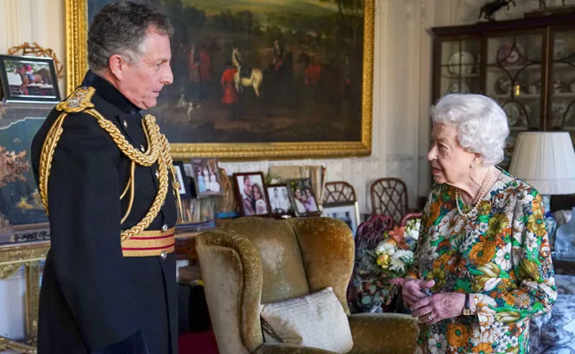 Queen Elizabeth Hosts In-Person Reception After Health Fears