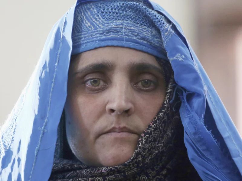 The Woman From National Geographic S Famous Afghan Girl Photo Is Evacuated To Italy London Daily