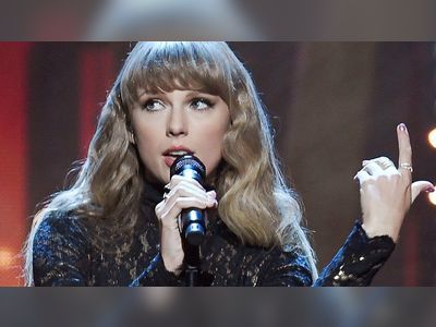 Taylor Swift lands eighth UK number one album with re-recorded Red