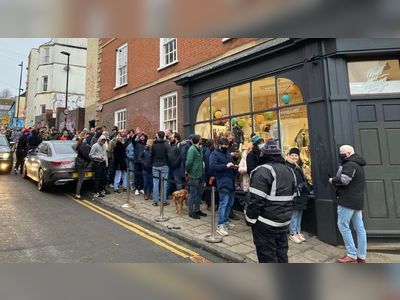 Queues form as Banksy Colston statue trial T-shirts go on sale
