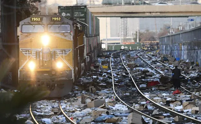 Thieves Raid Amazon, FedEx Train Cargo, Leave Empty Packets On Tracks