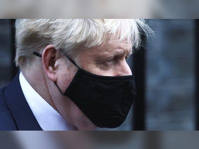 Boris Johnson: Ministers rally round PM as he faces calls to quit