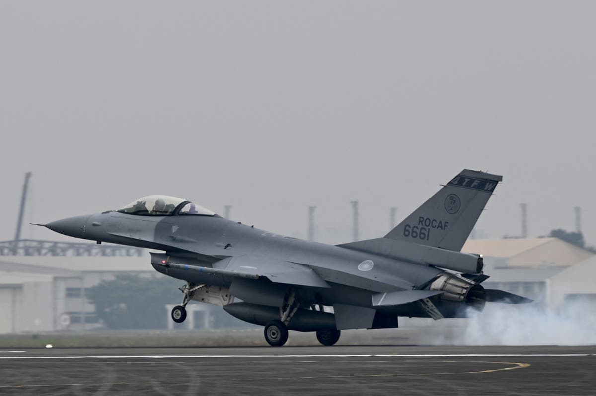 File photo: An armed US-made F-16V fighter lands on the runway at an air force base in Chiayi, southern Taiwan, 5 January 2022