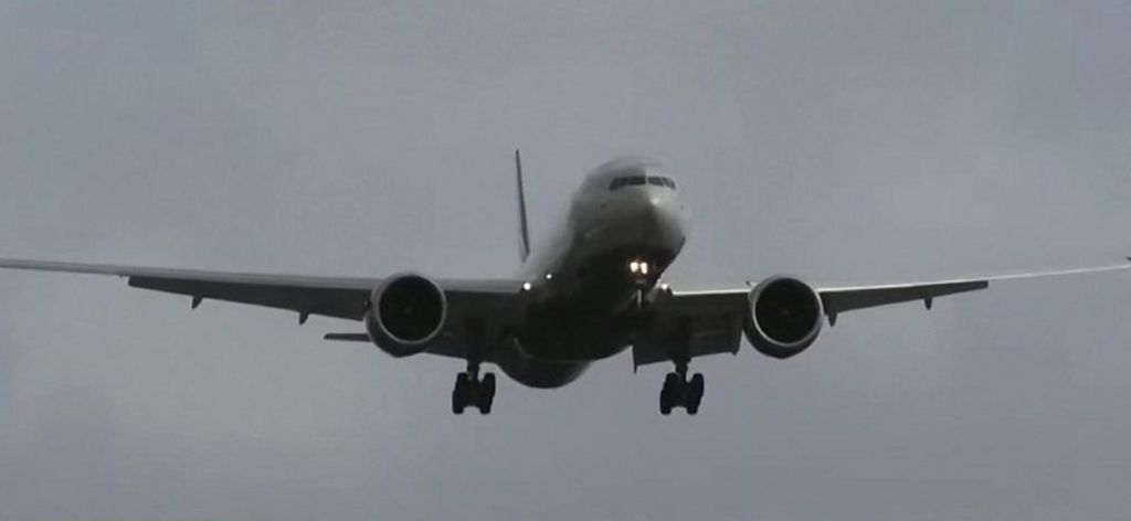 Planes struggle to land at Heathrow