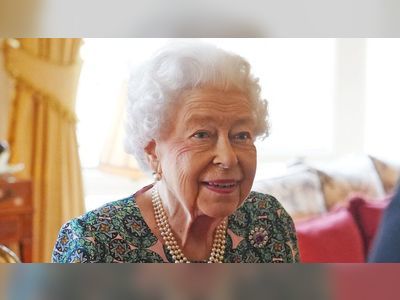 Queen carries on with light duties after Covid symptoms